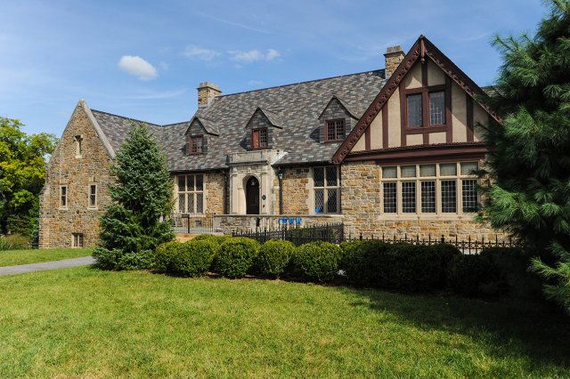 A mid-sized cottage building